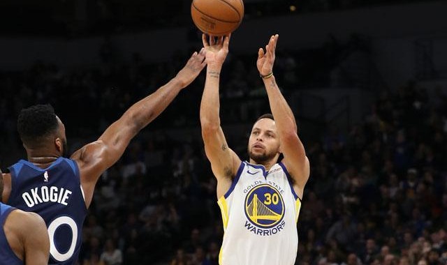  库里三分绝杀雷霆迎五连胜  