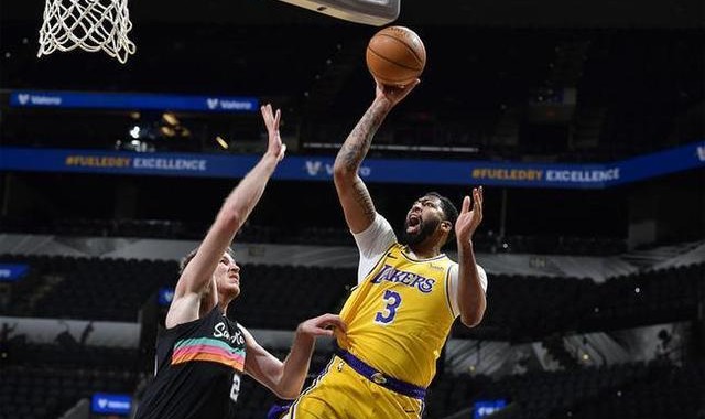  詹姆斯三双助湖人险胜马刺  