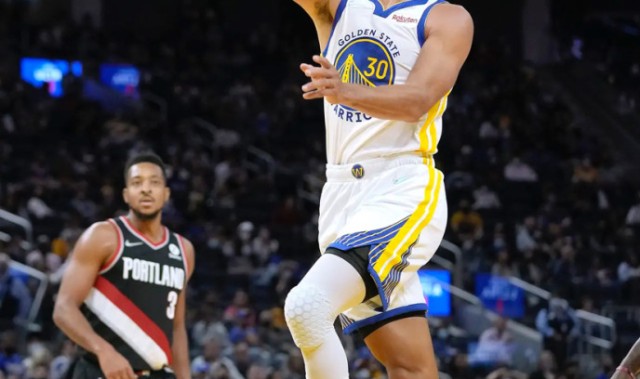  库里单节二十一分勇士三节打卡横扫开拓者显威力