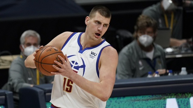  约基奇蝉联MVP，掘金领跑西部积分榜  